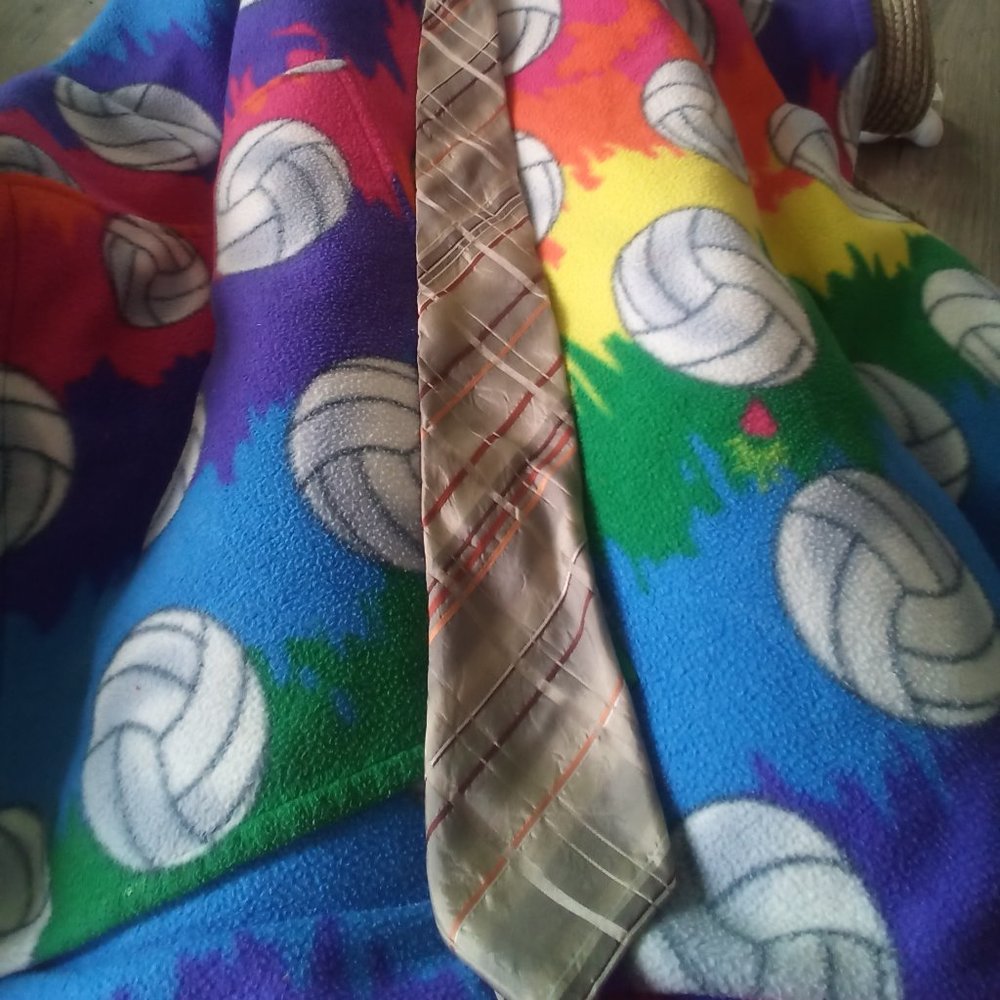 EUC VAN HEUSEN  CREAM TIE UNISEX